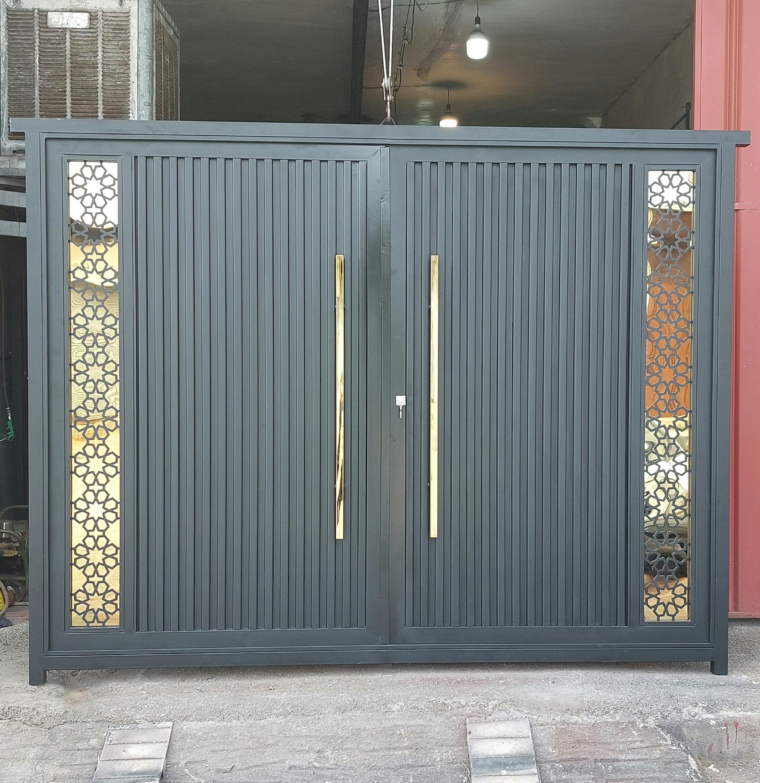 درب ماشین رو طرح کیت کتی بغل حاشیه